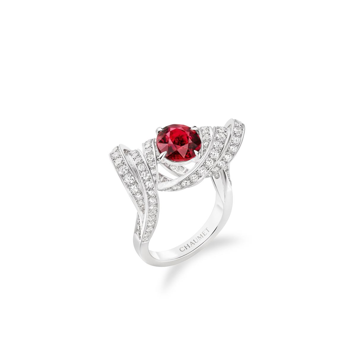 CHAUMET - TORSADE DE CHAUMET - BAGUE - Bague en or blanc, rubis et diamants - 085136