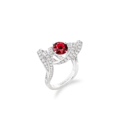 CHAUMET - TORSADE DE CHAUMET - BAGUE - Bague en or blanc, rubis et diamants - 085136