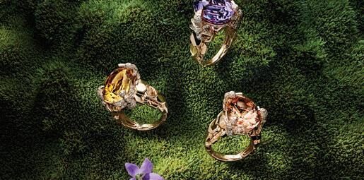 伴隨著好天氣，Chaumet 打造出一座枝繁葉茂的花園，充滿詩意和個性的作品，在其中盛開：胸針、戒指和項鏈，鑲嵌著最美麗的寶石，十分耀眼。