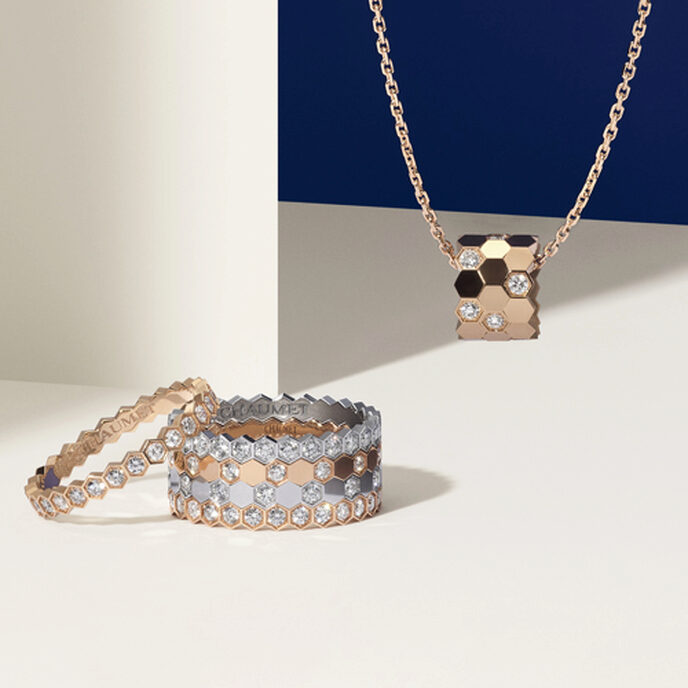 Bagues de la collection Bee My Love de Chaumet et son collier
