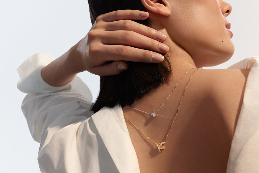 model pendant necklace diamonds