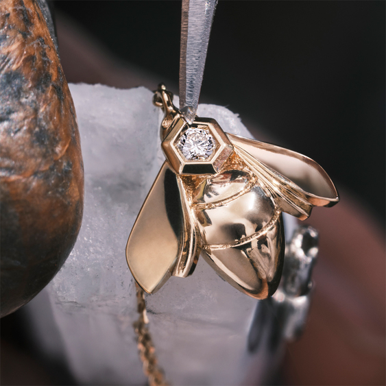 traceable gold bee de chaumet pendant chaumet parisian jewellery