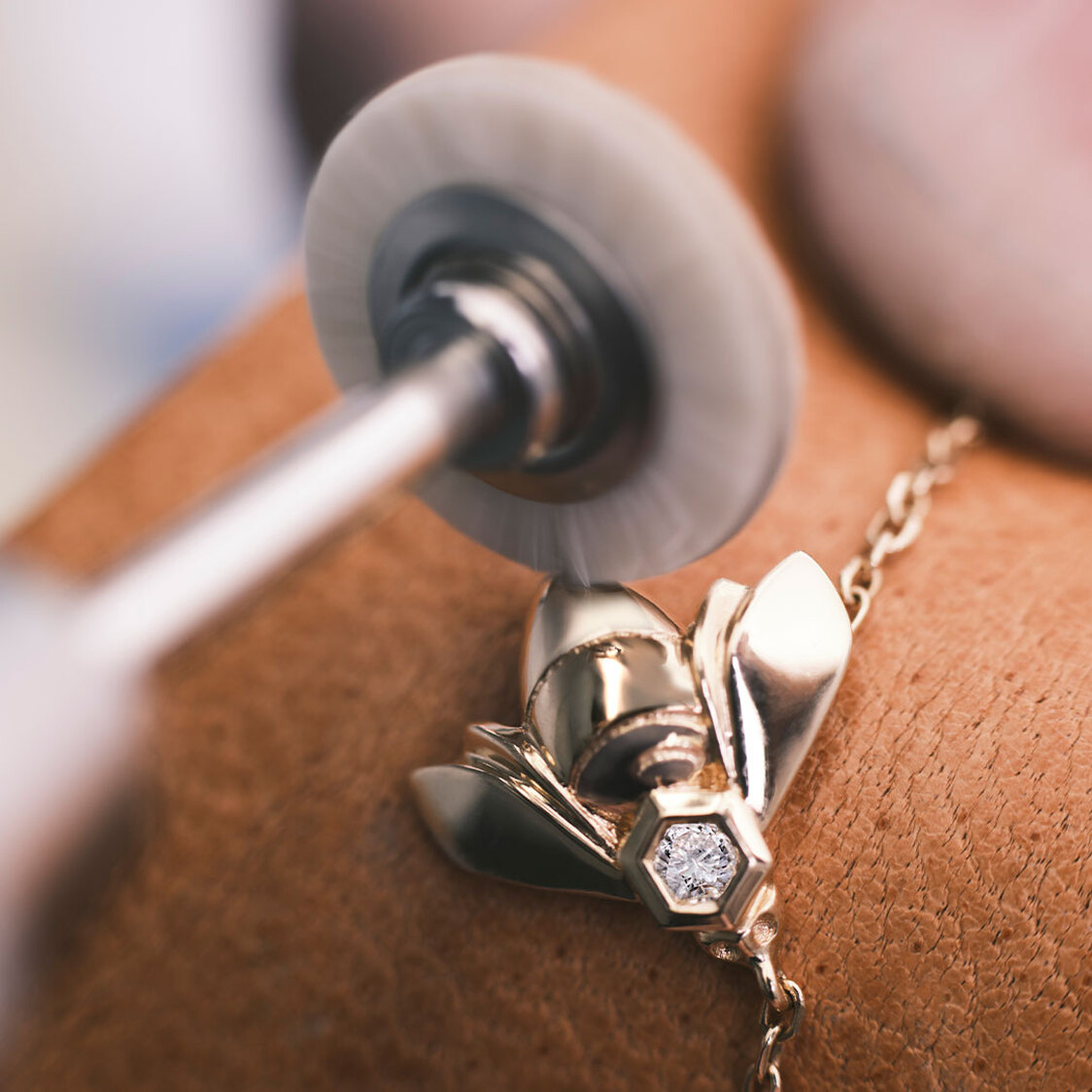 Bee de Chaumet 「ビー ドゥ ショーメ」コレクション イヤリング