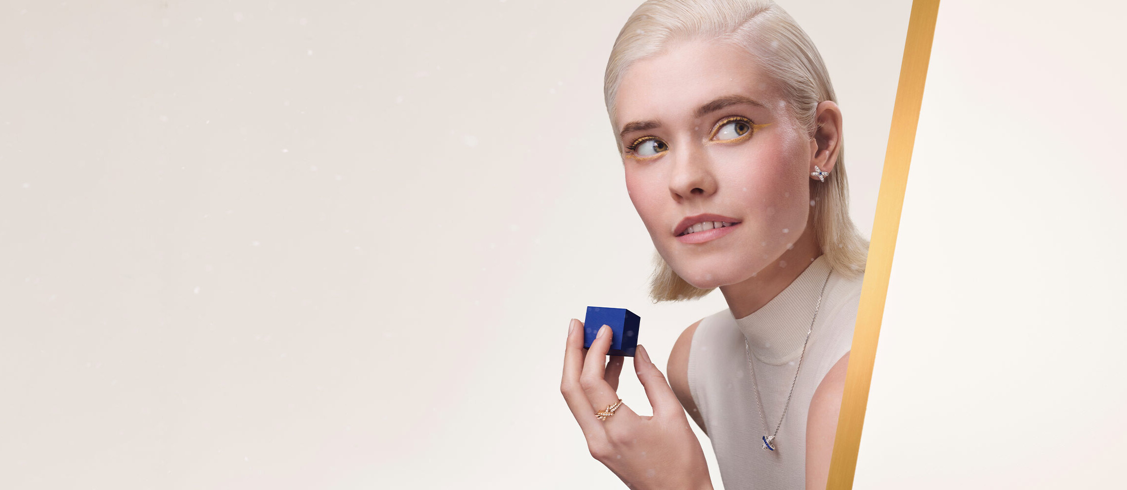 Jeux de Liens collection | Earrings, pendant and ring in white and rose gold. 