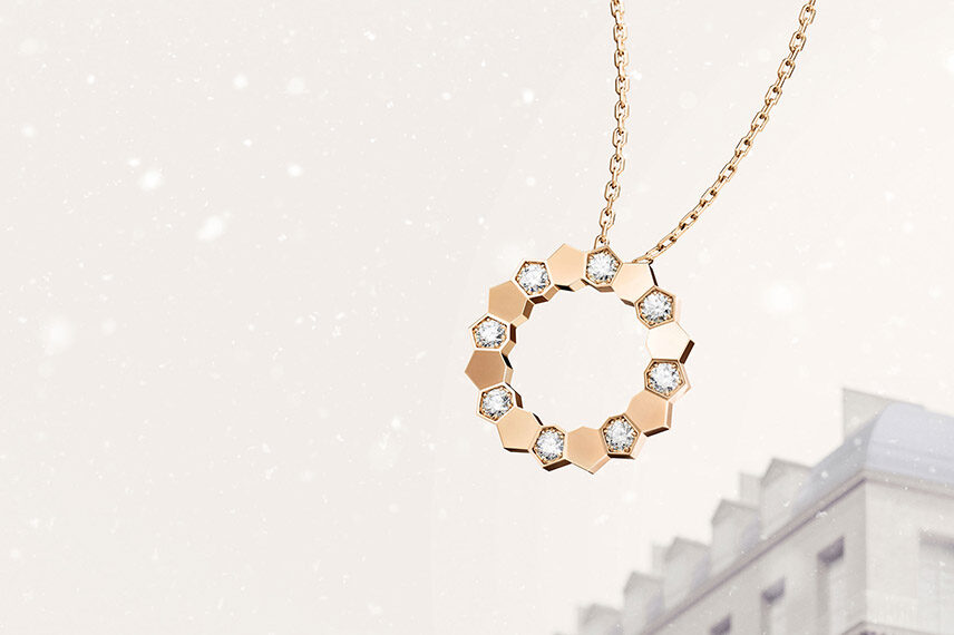 Bee de Chaumet pendant in rose gold with pavé, brilliant-cut diamonds.