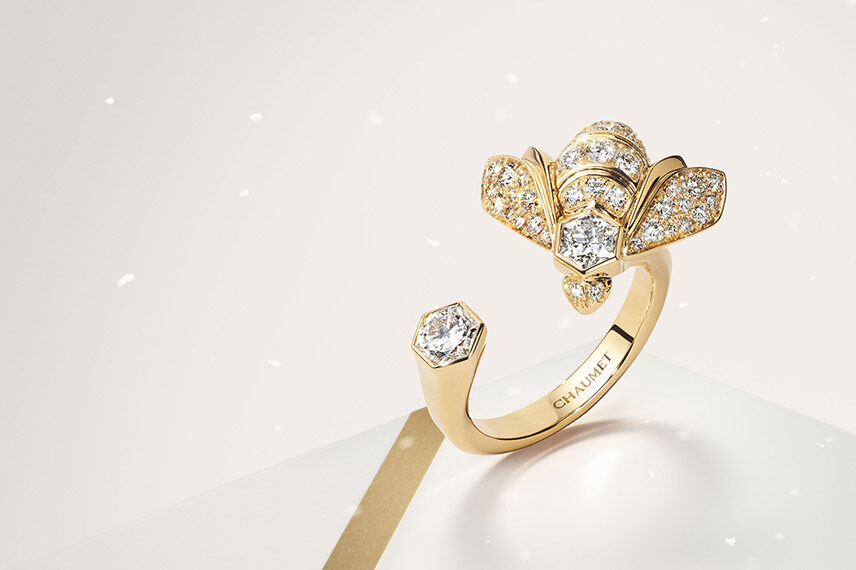 Bee de Chaumet ring in yellow gold with diamonds.