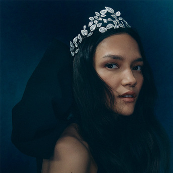 Model wearing tiara Chaumet creations